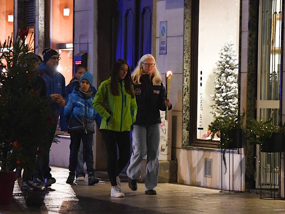 L'ipovedente Martina Vozza Sfila A Gorizia Con La Torcia Degli Eyof FVG ...